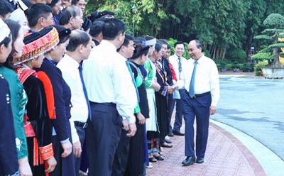 Chủ tịch nước Nguyễn Xuân Phúc với các đại biểu. Ảnh: VPCTN