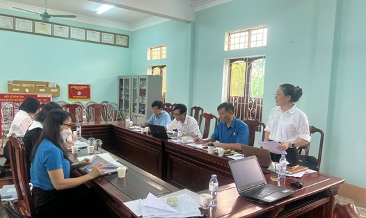 Đoàn giám sát LĐLĐ tỉnh Nghệ An làm việc tại LĐLĐ huyện Quỳnh Lưu. Ảnh: HĐ