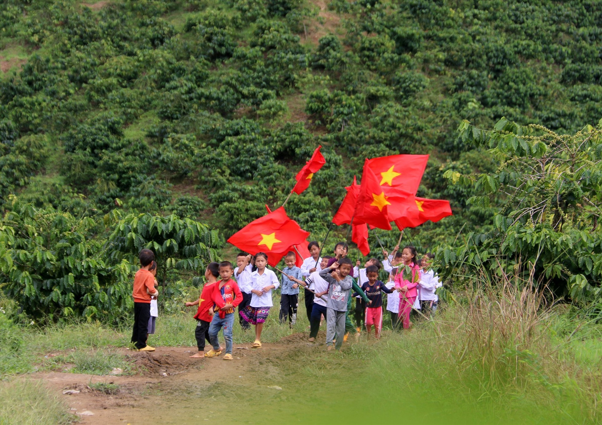 Học sinh vùng sâu ở xã Đắk R'măng, huyện Đắk Glong đến trường dự lễ khai giảng năm học mới. Ảnh: Phan Tuấn