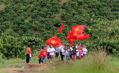 Học sinh vùng sâu ở xã Đắk R'măng, huyện Đắk Glong đến trường dự lễ khai giảng năm học mới. Ảnh: Phan Tuấn