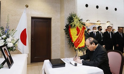 Chủ tịch nước Nguyễn Xuân Phúc đến viếng và ghi sổ tang tưởng niệm cựu Thủ tướng Nhật Bản Abe Shinzo tại Đại sứ quán Nhật Bản tại Hà Nội sáng 11.7. Ảnh: TTXVN