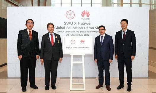Huawei và Đại học Srinakharinwirot tại sự kiện ra mắt Trung tâm Trải nghiệm Công nghệ Giáo dục Toàn cầu
