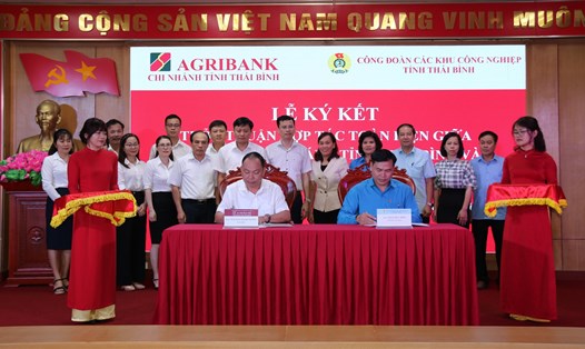 Ký kết thỏa thuận hợp tác giữa Công đoàn các Khu công nghiệp tỉnh Thái Bình với Agribank chi nhánh Thái Bình. Ảnh: B.M