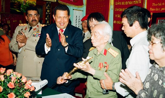Đại tướng Võ Nguyên Giáp và Tổng thống Hugo Chavez. Ảnh: Trần Hồng