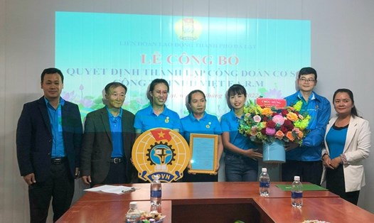 Lãnh đạo LĐLĐ TP. Đà Lạt (Lâm Đồng) trao huy hiệu Công đoàn Việt Nam tại lễ công bố quyết định thành lập CĐCS Công ty TNHH Việt F.A.R.M. Ảnh DQ