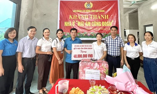 Lãnh đạo Liên đoàn Lao động thành phố Bắc Giang trao kinh phí hỗ trợ xây nhà cho gia đình chị Điểm.