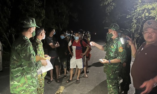 Lực lượng chức năng đang làm thủ tục tiếp nhận 34 người được bàn giao từ Campuchia. Ảnh: BP cung cấp
