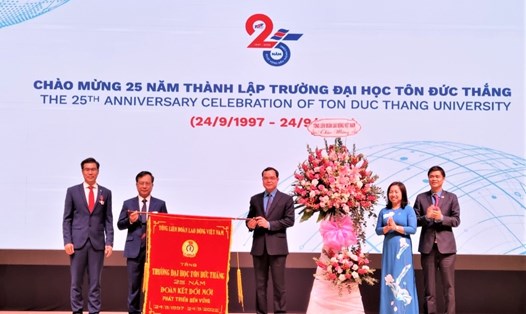 Lãnh đạo Tổng LĐLĐ Việt Nam tặng hoa, bức trướng chúc mừng TDTU. Ảnh: Nam Dương