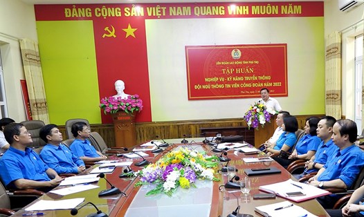 Ông Nguyễn Ngọc Hướng – Phó Chủ tịch Liên đoàn Lao động tỉnh Phú Thọ - phát biểu tại buổi tập huấn.
