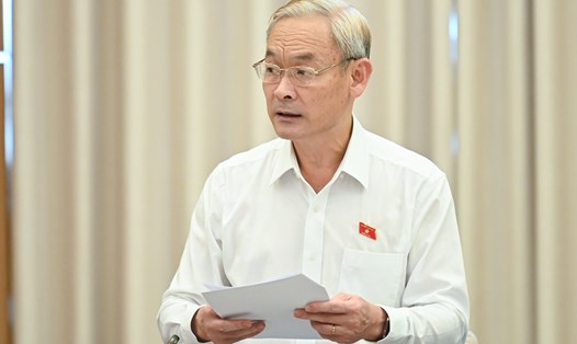 Chủ nhiệm Ủy ban Tài chính, Ngân sách của Quốc hội Nguyễn Phú Cường, Phó Trưởng Đoàn thường trực Đoàn giám sát báo cáo tại phiên họp. Ảnh: PV