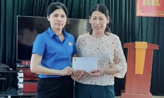 Công đoàn huyện Ba Vì trao hỗ trợ cho chị Đỗ Thị Tuyết Mai - đoàn viên Công đoàn đang mắc bệnh hiểm nghèo. Ảnh: CĐH