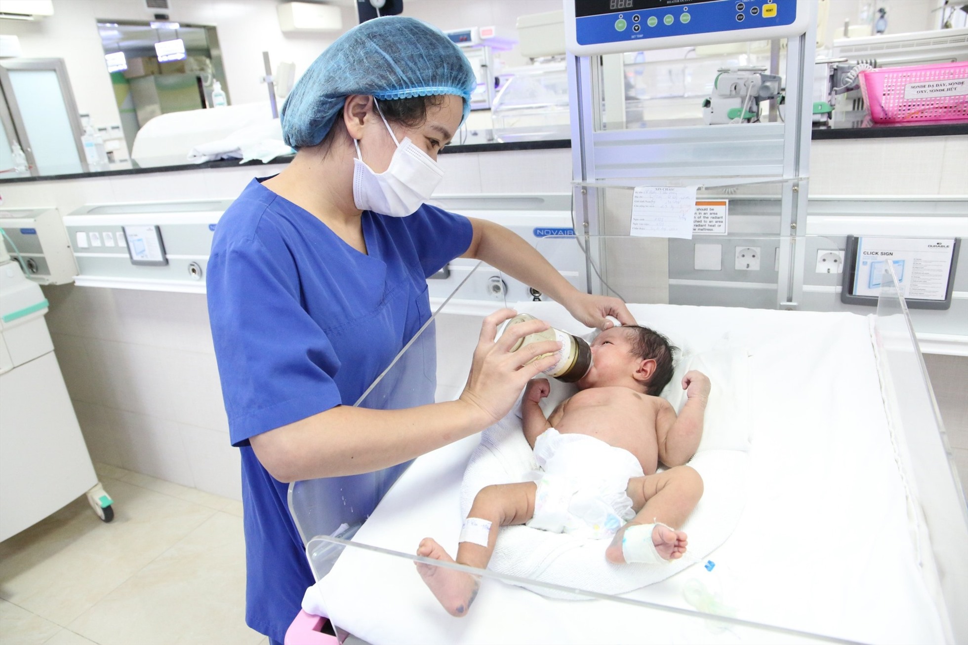 Em bé được chăm sóc bởi các bác sĩ, điều dưỡng tại Khoa Nhi Sơ sinh. Ảnh: BVCC