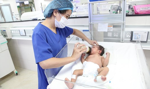 Em bé được chăm sóc bởi các bác sĩ, điều dưỡng tại Khoa Nhi Sơ sinh. Ảnh: BVCC