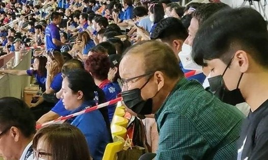 HLV Park Hang-seo ngồi trên sân, chăm chú theo dõi trận tuyển Thái Lan và Malaysia tối 22.9. Ảnh: Asean Football