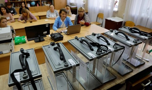 Ủy ban bầu cử tại một điểm bỏ phiếu trước cuộc trưng cầu dân ý để Cộng hòa Donetsk tự xưng sáp nhập Nga, ở Donetsk, Ukraina ngày 22.9.2022. Ảnh: Alexander Ermochenko