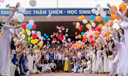 Học sinh khối 12 Trường THPT Thị xã Quảng Trị tổ chức lễ tri ân cuối năm học 2021-2022. Ảnh: TN.