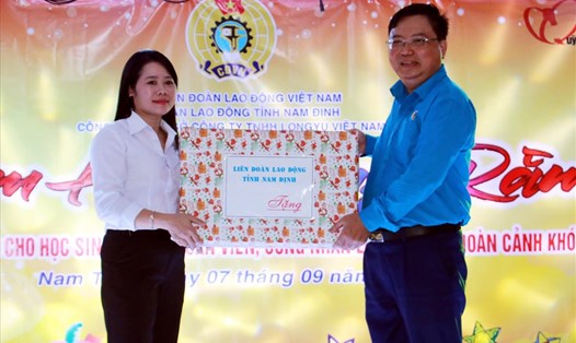 Ông Vũ Văn Nghĩa - Chủ tịch LĐLĐ tỉnh Nam Định trao quà cho đại diện con CNLĐ có hoàn cảnh khó khăn. Ảnh: CĐNĐ