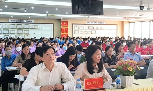Các đại biểu tham dự buổi tiếp xúc cử tri giữa Đoàn Đại biểu Quốc hội tỉnh Ninh Bình với cán bộ đoàn viên, công nhân lao động. Ảnh: NT