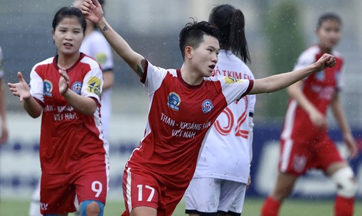 Than Khoáng sản Việt Nam có trận thắng nhẹ nhàng trước Hà Nội II, qua đó tạm vươn lên dẫn đầu bảng Giải nữ vô địch quốc gia - Cúp Thái Sơn Bắc 2022. Ảnh: VFF