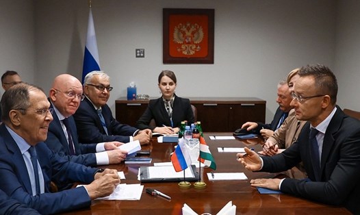 Bộ trưởng Ngoại giao Hungary Peter Szijjarto và người đồng cấp Nga Sergei Lavrov gặp mặt bên lề kỳ họp Đại hội đồng Liên Hợp Quốc ở New York, Mỹ. Ảnh chụp màn hình