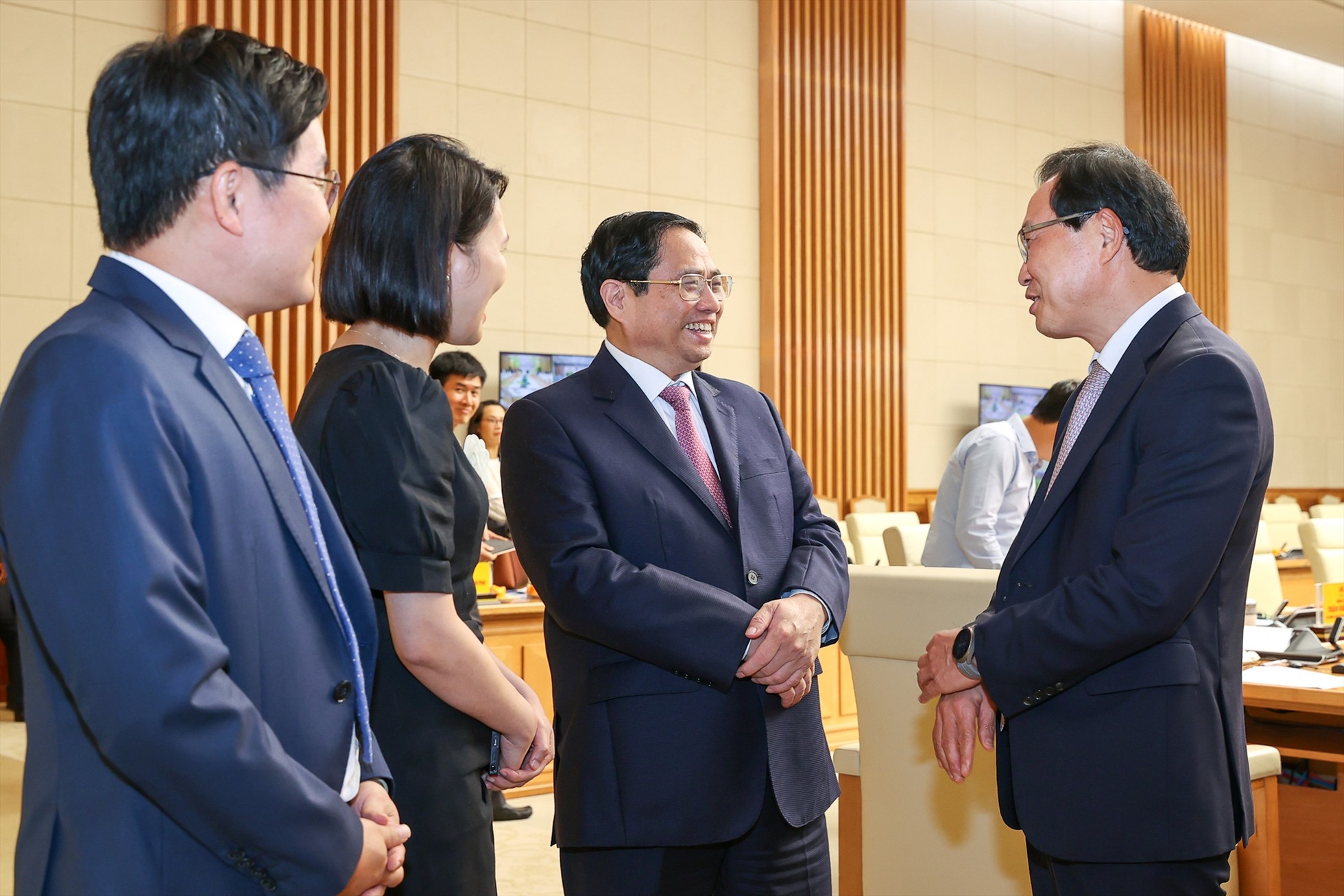 Thủ tướng Chính phủ trao đổi với các đại biểu dự hội nghị. Ảnh: Nhật Bắc