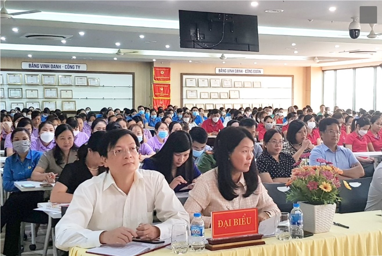 Các đại biểu tham dự buổi tiếp xúc cử tri giữa Đoàn Đại biểu Quốc hội tỉnh Ninh Bình với cán bộ đoàn viên, công nhân lao động.