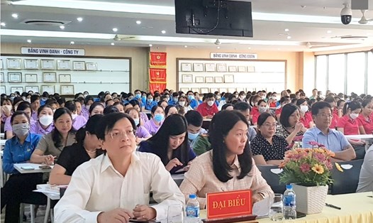 Các đại biểu tham dự buổi tiếp xúc cử tri giữa Đoàn Đại biểu Quốc hội tỉnh Ninh Bình với cán bộ đoàn viên, công nhân lao động.
