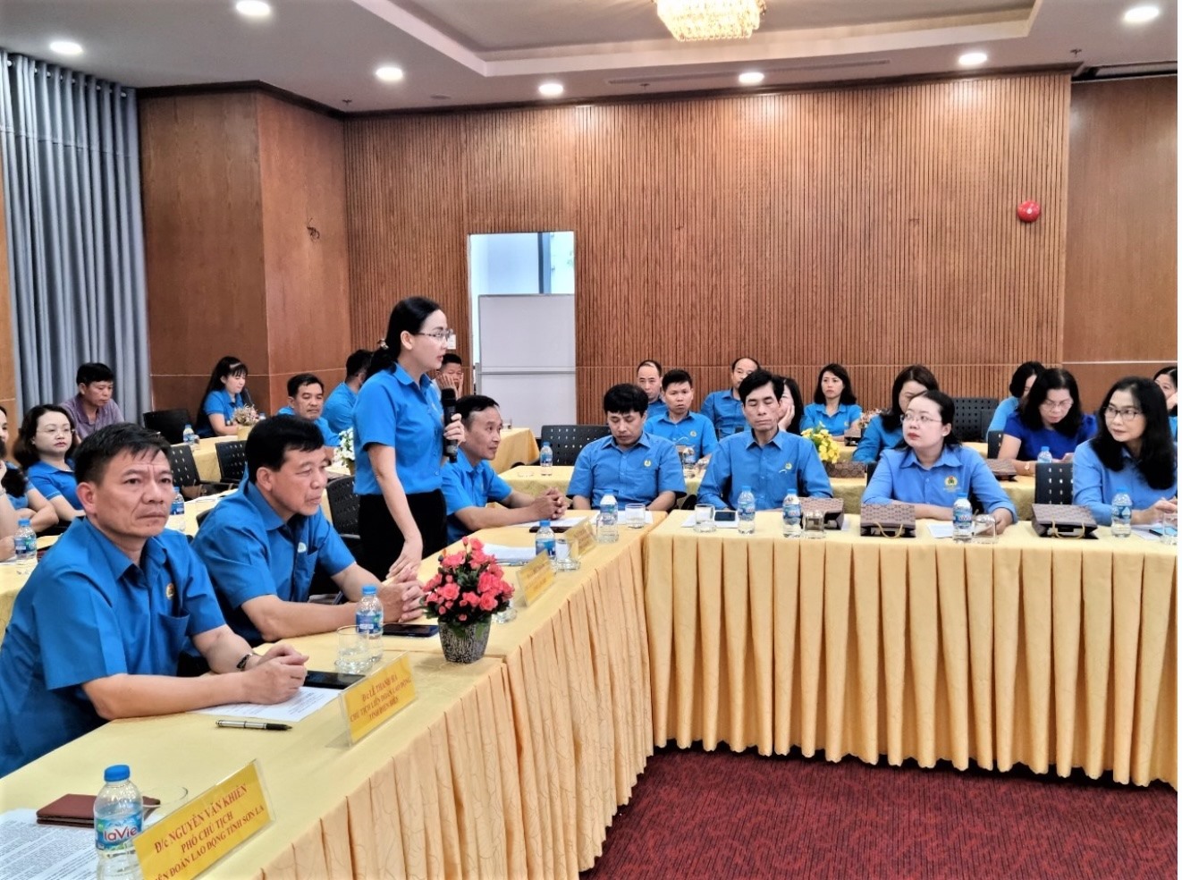 Chủ tịch LĐLĐ tỉnh Cao Bằng Lý Thị Huệ phát biểu ý kiến tại hội nghị. Ảnh: Nam Dương