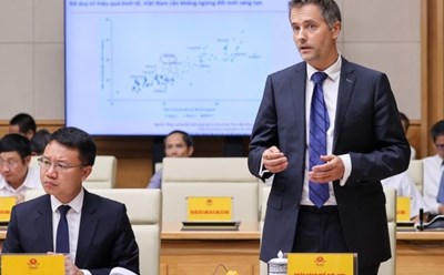 Đại diện Ngân hàng Thế giới (WB) trình bày kinh nghiệm quốc tế và một số kiến nghị cho Việt Nam nhằm thúc đẩy phát triển kinh tế bền vững dựa trên KHCN và đổi mới sáng tạo