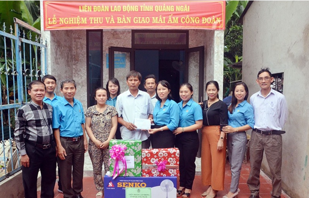 Lễ nghiệm thu nhà ở Mái ấm công đoàn tại xã Tịnh Giang.