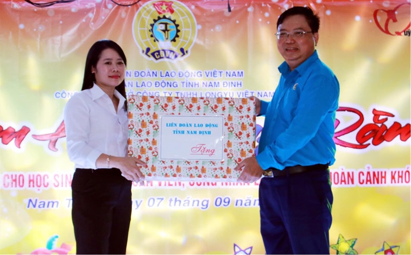 Ông Vũ Văn Nghĩa - Chủ tịch LĐLĐ tỉnh Nam Định - trao quà cho đại diện con CNLĐ có hoàn cảnh khó khăn.