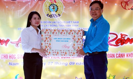 Ông Vũ Văn Nghĩa - Chủ tịch LĐLĐ tỉnh Nam Định - trao quà cho đại diện con CNLĐ có hoàn cảnh khó khăn.
