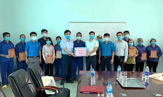 Lãnh đạo Liên đoàn Lao động huyện Phú Bình tặng quà cho đoàn viên có hoàn cảnh khó khăn. Ảnh: CĐTN