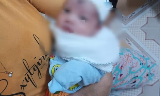 Bé trai mới sinh bị bỏ rơi ở Thái Bình đang được người dân nhận nuôi tạm thời. Ảnh: Facebook M.B.A