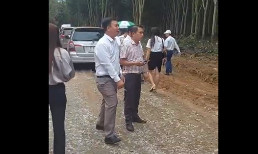 Hình ảnh nhóm người tập trung bán đất nền chốt mua đất nhanh hơn mua rau ở Bình Phước. Ảnh cắt từ clip