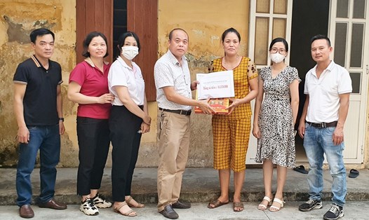 Công đoàn Công ty TNHH Falcon Việt Nam trao hỗ trợ cho gia đình anh Đồng Xuân Thanh. Ảnh: Diệu Thúy