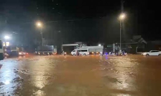 Mưa lớn nước chảy xiết khiến quốc lộ 20 ngập sâu, các phương tiện lưu thông qua đây gặp nhiều khó khăn, nguy hiểm. Ảnh: Hà Anh Chiến