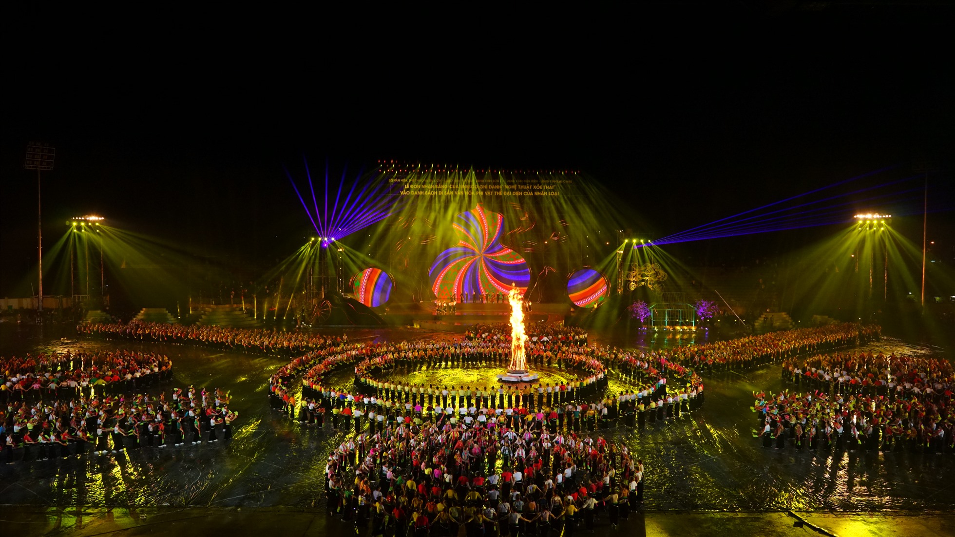 Mãn nhãn đêm UNESCO ghi danh Xoè Thái là di sản văn hoá nhân loại