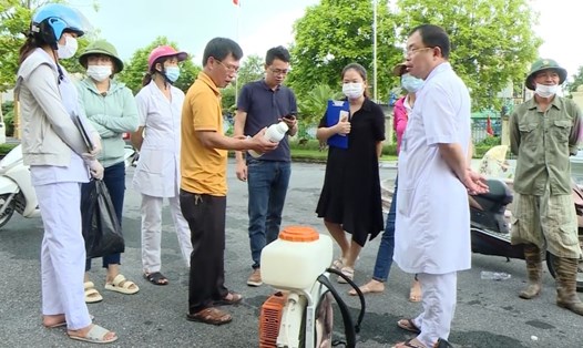 Ngành Y tế tỉnh Ninh Bình tuyên truyền, vận động người dân chủ động triển khai quyết liệt chiến dịch diệt lăng quăng (bọ gậy) tại gia đình. Ảnh: NT
