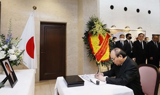 Chủ tịch nước Nguyễn Xuân Phúc đã lên đường sang Nhật Bản dự lễ quốc tang cố Thủ tướng Nhật Bản Abe Shinzo sáng 25.9. Ảnh: TTXVN