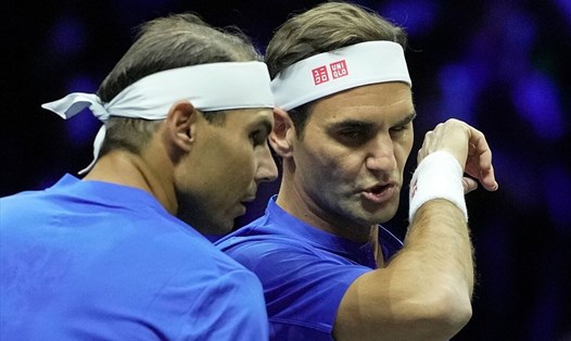 Rafael Nadal và Roger Federer trong trận đấu cuối cùng của huyền thoại người Thụy Sĩ. Ảnh: Marca