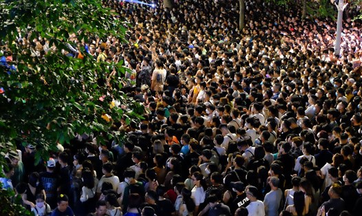 Nhiều người đổ đến phố Hàng Khay, nghe ca sĩ Tuấn Hưng hát ở "góc ban công". Ảnh: T.T