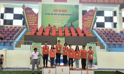 Học sinh Hoàng Minh Hiếu nhận huy chương Vàng tại giải vô địch cờ vua trẻ xuất sắc quốc gia năm 2022.