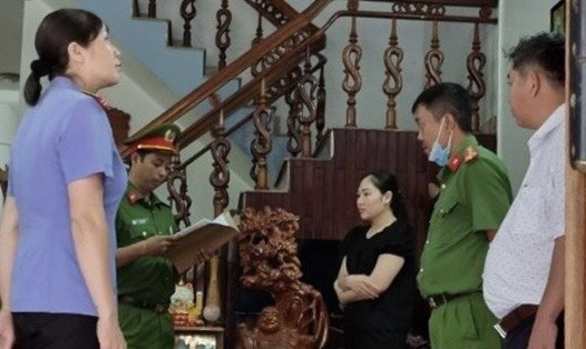 Công an tỉnh Đắk Nông thực hiện lệnh khám xét nơi ở của Bùi Thị Ngọc Sâm. Ảnh P.T