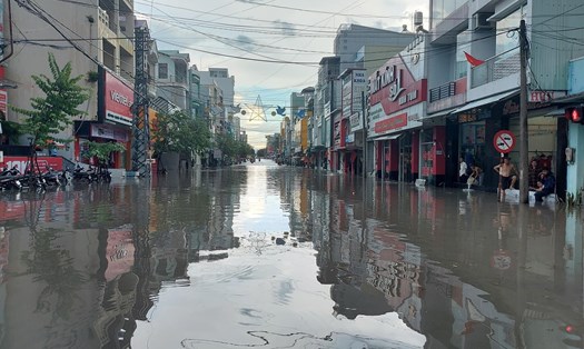 Ngập lụt trên đường Trần Hưng Đạo, TP.Kon Tum. Ảnh FB