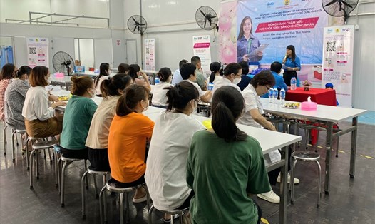 Nữ công nhân khu công nghiệp tỉnh Thái Nguyên được tuyên truyền về chăm sóc sức khoẻ sinh sản. Ảnh: CĐKCNTN