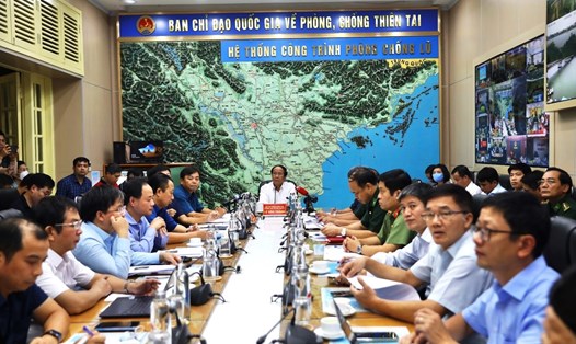 Phó Thủ tướng Lê Văn Thành chủ trì họp ứng phó với bão Noru. Ảnh: Ng.H