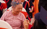 Bà 83 tuổi mang tâm nguyện đặc biệt, vượt 2000km dự lễ tốt nghiệp của cháu