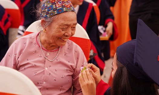 Dù tuổi đã cao nhưng bà Nguyễn Thị Hiền (83 tuổi, Yên Thế, Bắc Giang) vẫn quyết định vượt 2000km đến Đồng Nai dự lễ tốt nghiệp của cháu gái. Ảnh: NT
