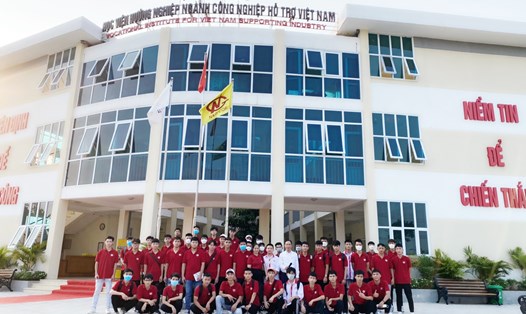 Học viện hướng nghiệp ngành công nghiệp hỗ trợ Việt Nam đưa 100 Sinh viên cao đẳng nghề công nghệ cao HN tới Khu CN hỗ trợ Nam Hà Nội (Hanssip) học tập, thực tế.
